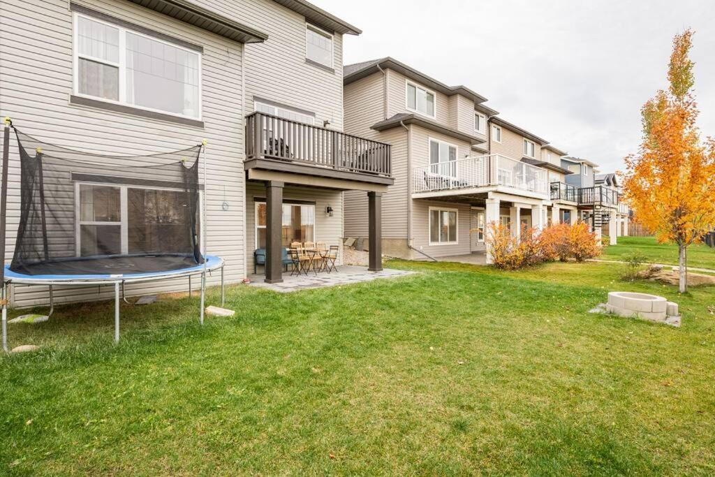 New&Stylish&Cozy Suit Near Spruce Meadows Sleeps 6- Backyard-Ev Apartment Calgary Exterior photo