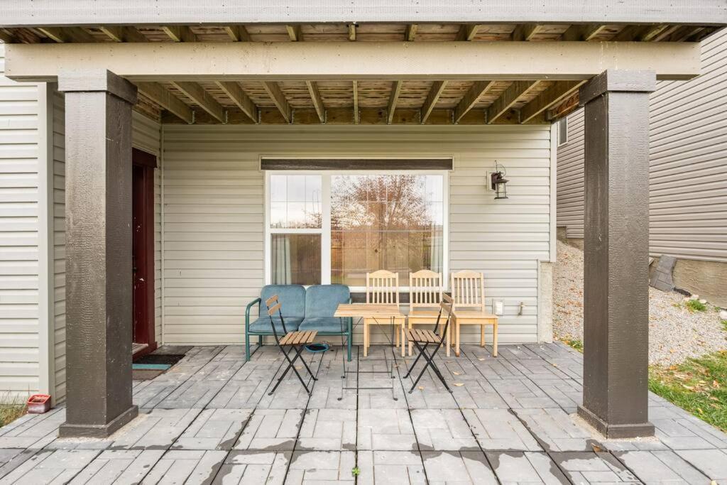 New&Stylish&Cozy Suit Near Spruce Meadows Sleeps 6- Backyard-Ev Apartment Calgary Exterior photo