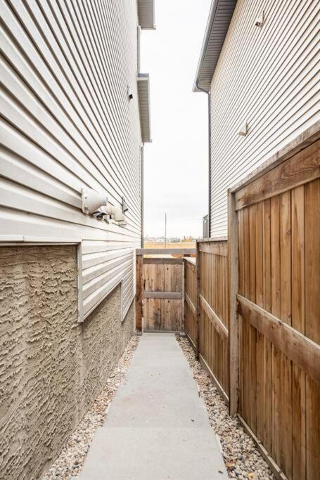 New&Stylish&Cozy Suit Near Spruce Meadows Sleeps 6- Backyard-Ev Apartment Calgary Exterior photo